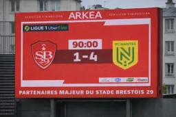Grand écran LED de score dans un stade