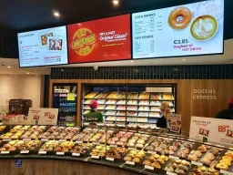 Menu board à trois écrans au-dessus d'un comptoir